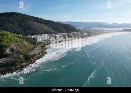 Blick aus der Vogelperspektive auf Ubatuba Beach Praia Grande. Ubatuba, Sao Paulo, Brasilien Stockfoto