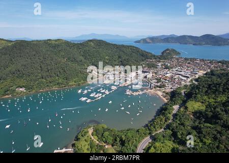 Blick auf die Drohne von Saco da Ribeira. Ubatuba, Brasilien. Hafen von Segelbooten und Booten. Stockfoto