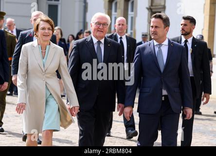 Luxemburg, Luxemburg. 10. Juli 2023. Der deutsche Präsident Frank-Walter Steinmeier und seine Frau Elke Büdenbender gehen gemeinsam mit dem luxemburgischen Premierminister Xavier Bettel durch das Zentrum Luxemburgs in das luxemburgische Nationalarchiv. Präsident Steinmeier und seine Frau sind zu einem zweitägigen offiziellen Besuch in Luxemburg. Kredit: Bernd von Jutrczenka/dpa/Alamy Live News Stockfoto