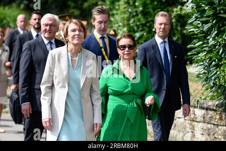 Luxemburg, Luxemburg. 10. Juli 2023. Bundespräsident Frank-Walter Steinmeier und seine Frau Elke Büdenbender gehen gemeinsam mit Großherzog Henri von Luxemburg und Großherzogin Maria Teresa von Luxemburg vom luxemburgischen Nationalarchiv zum Parlament des Großherzogtums Luxemburg. Präsident Steinmeier und seine Frau sind zu einem zweitägigen offiziellen Besuch in Luxemburg. Kredit: Bernd von Jutrczenka/dpa/Alamy Live News Stockfoto