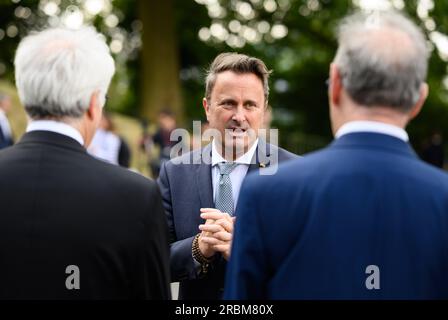 Luxemburg, Luxemburg. 10. Juli 2023. Xavier Bettel, luxemburgischer Ministerpräsident, unterhält sich beim Nationaldenkmal "Luxemburger Solidarität", als der deutsche Präsident Steinmeier und seine Frau dort einen Kranz legten. Präsident Steinmeier und seine Frau sind zu einem zweitägigen offiziellen Besuch in Luxemburg. Kredit: Bernd von Jutrczenka/dpa/Alamy Live News Stockfoto