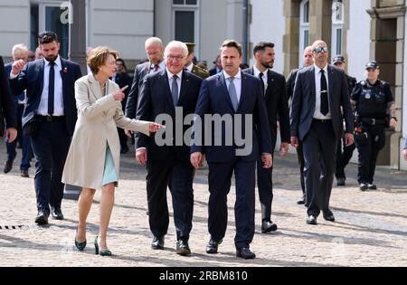 Luxemburg, Luxemburg. 10. Juli 2023. Der deutsche Präsident Frank-Walter Steinmeier und seine Frau Elke Büdenbender gehen gemeinsam mit dem luxemburgischen Premierminister Xavier Bettel durch das Zentrum Luxemburgs in das luxemburgische Nationalarchiv. Präsident Steinmeier und seine Frau sind zu einem zweitägigen offiziellen Besuch in Luxemburg. Kredit: Bernd von Jutrczenka/dpa/Alamy Live News Stockfoto