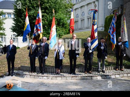 Luxemburg, Luxemburg. 10. Juli 2023. Veteranen mit Flaggen stehen am Nationaldenkmal "Luxemburger Solidarität", während Präsident Steinmeier und seine Frau dort einen Kranz legten. Präsident Steinmeier und seine Frau sind zu einem zweitägigen offiziellen Besuch in Luxemburg. Kredit: Bernd von Jutrczenka/dpa/Alamy Live News Stockfoto