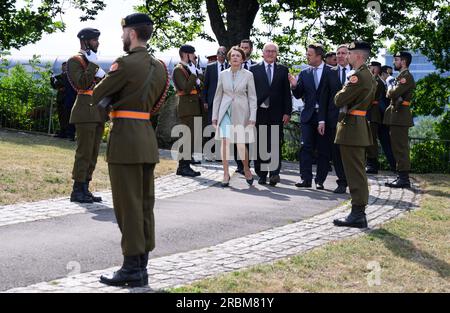 Luxemburg, Luxemburg. 10. Juli 2023. Der deutsche Präsident Frank-Walter Steinmeier und seine Frau Elke Büdenbender gehen zusammen mit dem luxemburgischen Premierminister Xavier Bettel vom Nationaldenkmal "Luxemburger Solidarität" bis zum Nationalarchiv Luxemburg. Präsident Steinmeier und seine Frau sind zu einem zweitägigen offiziellen Besuch in Luxemburg. Kredit: Bernd von Jutrczenka/dpa/Alamy Live News Stockfoto