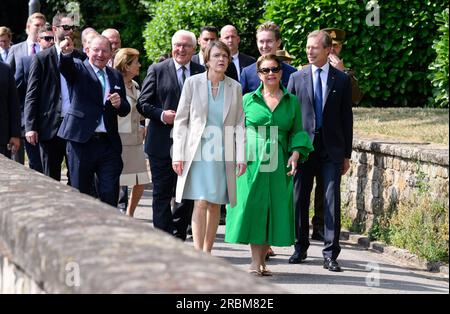 Luxemburg, Luxemburg. 10. Juli 2023. Bundespräsident Frank-Walter Steinmeier und seine Frau Elke Büdenbender gehen gemeinsam mit Großherzog Henri von Luxemburg, Großherzogin Maria Teresa von Luxemburg und Fernand Etgen, Präsidentin des luxemburgischen Parlaments, vom luxemburgischen Nationalarchiv zum Parlament des Großherzogtums Luxemburg. Präsident Steinmeier und seine Frau sind zu einem zweitägigen offiziellen Besuch in Luxemburg. Kredit: Bernd von Jutrczenka/dpa/Alamy Live News Stockfoto