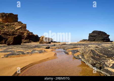 Praia da Cordoama und Praia do Castelejo am Atlantischen Ozean in der Nähe von Vila do Bispo im Parque Natural do Sudoeste Alentejano e Costa Vicentina, Alga Stockfoto