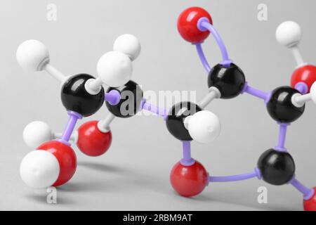 Molekül von Vitamin C auf hellgrauem Hintergrund, Nahaufnahme. Chemisches Modell Stockfoto