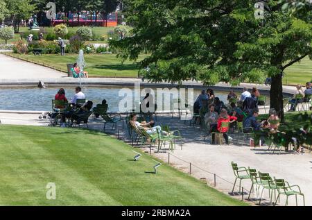 Jardin des Tuileries. An heißen, sonnigen Tagen am Teich und Springbrunnen sitzen die Menschen im Schatten in den Tuilerien-Gärten von 17. Cent. 1 Arr. Place de la Concorde, Paris Stockfoto