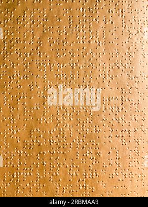 Ein Blatt alter Braille-Sprachpapiere. Blindablesung. Briefe für Blinde. Reihen mit linear ausgetragenen Punkten Hintergrund. Stockfoto