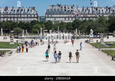 Jardin des Tuileries. Die Menschen gehen in Richtung Grand Bassin Rond, im Tuilerien-Garten aus dem 17. Jahrhundert. Place de la Concorde, 1 Arr Paris. Stockfoto