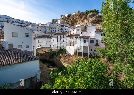 Weiße Häuser, Felsüberhänge und Trejo River - Setenil de las Bodegas, Andalusien, Spanien Stockfoto