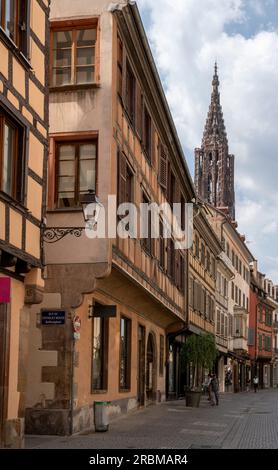 Straßburg, Frankreich - 05 19 2023: Blick auf die typische Straße in der Nähe der Kathedrale Stockfoto