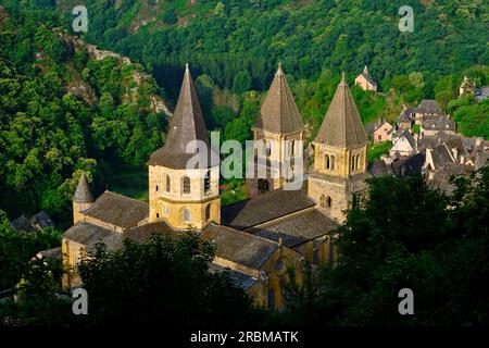 Frankreich, Aveyron (12), Conques, die als schönste Dörfer Frankreichs bezeichnet werden, Bühne auf dem Camino de Santiago, Abteikirche Sainte-Foy, 11. und 12. Cent Stockfoto