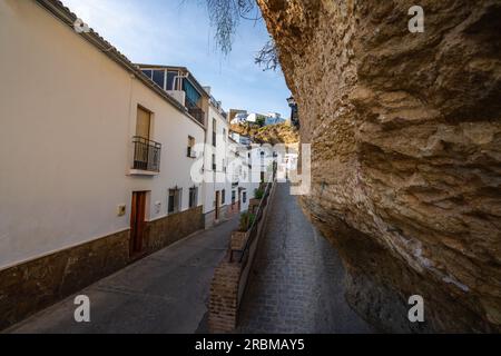 Calle Jaboneria Straße mit Felsenwohnungen - Setenil de las Bodegas, Andalusien, Spanien Stockfoto
