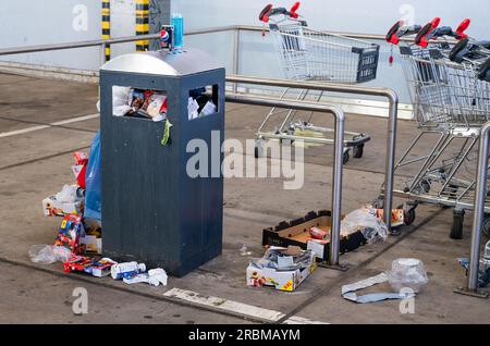Überlaufender Müllcontainer, Mülleimer mit Plastiktüten und Pappe, dreckiges Einkaufszentrum, Alleencenter in Trier, Deutschland Stockfoto