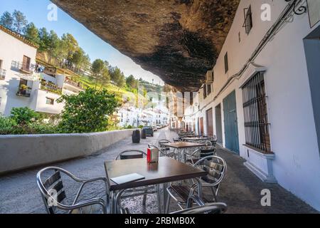 Calle Cuevas del Sol Straße mit Felsenwohnungen und Restaurants - Setenil de las Bodegas, Andalusien, Spanien Stockfoto