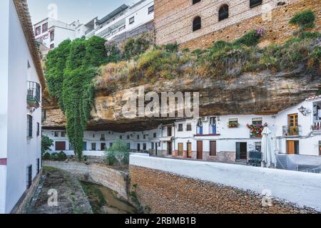 Calle Cuevas del Sol Straße mit Felsenwohnungen und Restaurants - Setenil de las Bodegas, Andalusien, Spanien Stockfoto