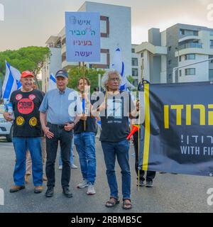 Haifa, Israel - 08. Juli 2023: Menschen marschieren mit Flaggen und verschiedenen Zeichen. Woche 27 des Protests gegen die Regierung in Haifa, Israel Stockfoto