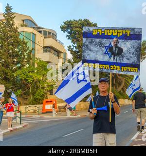 Haifa, Israel - 08. Juli 2023: Menschen marschieren mit Flaggen und verschiedenen Zeichen. Woche 27 des Protests gegen die Regierung in Haifa, Israel Stockfoto