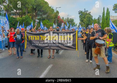 Haifa, Israel - 08. Juli 2023: Menschen marschieren mit Flaggen und verschiedenen Zeichen. Woche 27 des Protests gegen die Regierung in Haifa, Israel Stockfoto