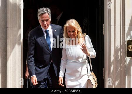 London, Großbritannien. 10. Juli 2023 Antony Blinken, USA Außenministerin und Jane Hartley, US-Botschafterin im Vereinigten Königreich, vor Nr. 10 Downing Street, nach Joe Biden, Präsident der Vereinigten Staaten, in Gesprächen mit dem Premierminister Rishi Sunak. Es ist der erste Besuch von Herrn Biden als Präsident in der Downing Street, und nach Gesprächen mit dem Premierminister wird der Präsident König Charles in Windsor treffen, bevor er zu einem NATO-Gipfel in Litauen aufbricht. Kredit: Stephen Chung / Alamy Live News Stockfoto