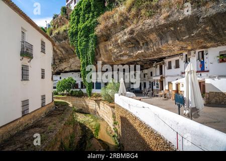 Calle Cuevas del Sol Straße mit Felsenwohnungen und Restaurants - Setenil de las Bodegas, Andalusien, Spanien Stockfoto