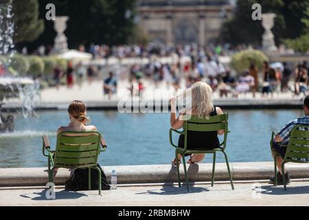 Jardin des Tuileries. An heißen, sonnigen Tagen im 17. Jahrhundert sitzen die Menschen am Brunnen der Grand Bassin Rond, den Tuilerien, dem Place de la Concorde, Paris Stockfoto