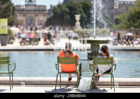 Jardin des Tuileries. An heißen, sonnigen Tagen im 17. Jahrhundert sitzen die Menschen am Brunnen der Grand Bassin Rond, den Tuilerien, dem Place de la Concorde, Paris Stockfoto