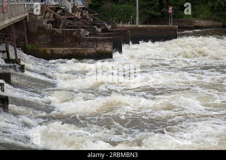 Wasser fließt durch ein Wehr, River Thames, Abingdon, Oxfordshire Stockfoto