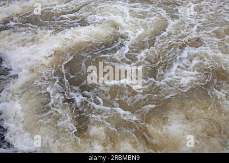 Wasser strömt kraftvoll durch ein Wehr, River Thames, Abingdon, Oxfordshire Stockfoto