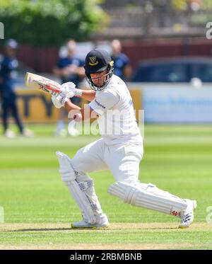 Hove UK 10. Juli 2023 - Tom Haines schlägt für Sussex gegen Derbyshire während des ersten Tages des Cricket-Spiels LV= Insurance County Championship auf dem 1. Central County Ground in Hove: Credit Simon Dack /TPI/ Alamy Live News Stockfoto