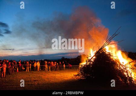 Eine riesige Menschenmenge beobachtet ein Leuchtfeuer, das anlässlich des Diamantenjubiläums Ihrer Majestät Königin Elisabeth II. Im April 2012 in Faringdon, England, in Brand gesetzt wird Stockfoto