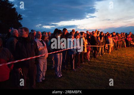 Eine riesige Menschenmenge beobachtet ein Leuchtfeuer, das anlässlich des Diamantenjubiläums Ihrer Majestät Königin Elisabeth II. Im April 2012 in Faringdon, England, in Brand gesetzt wird Stockfoto