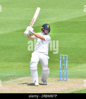 Hove UK 10. Juli 2023 - Tom Haines schlägt für Sussex gegen Derbyshire während des ersten Tages des Cricket-Spiels LV= Insurance County Championship auf dem 1. Central County Ground in Hove: Credit Simon Dack /TPI/ Alamy Live News Stockfoto