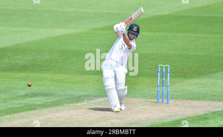 Hove UK 10. Juli 2023 - Tom Haines schlägt für Sussex gegen Derbyshire während des ersten Tages des Cricket-Spiels LV= Insurance County Championship auf dem 1. Central County Ground in Hove: Credit Simon Dack /TPI/ Alamy Live News Stockfoto