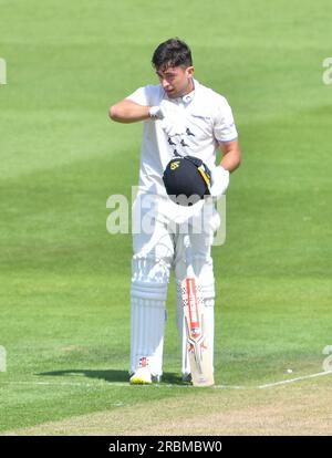 Hove UK 10. Juli 2023 - Tom Haines atmet während des ersten Tages des Cricket-Spiels LV= Insurance County Championship auf dem 1. Central County Ground in Hove für Sussex gegen Derbyshire: Credit Simon Dack /TPI/ Alamy Live News Stockfoto