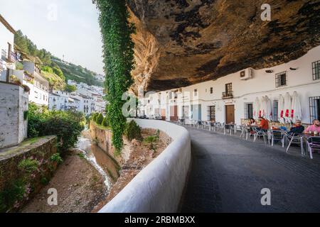 Calle Cuevas del Sol Straße mit Felsenwohnungen und Restaurants - Setenil de las Bodegas, Andalusien, Spanien Stockfoto