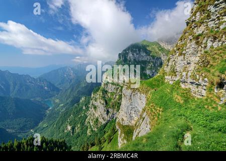 Zwei Personen wandern durch steile Grashügel, Feltriner Berge, Belluneser Höhenweg, Dolomiten, Veneto, Venetien, Italien Stockfoto