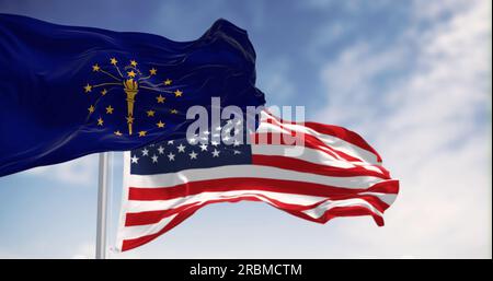 Indiana Staatsflagge mit der Nationalflagge der Vereinigten Staaten an klaren Tagen. Rendern der 3D-Darstellung. Flatternder Stoff Stockfoto