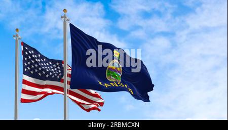 Kansas Staatsflagge, die an klaren Tagen mit der Nationalflagge der Vereinigten Staaten wedelt. Rendern der 3D-Darstellung. Flatternder Stoff Stockfoto