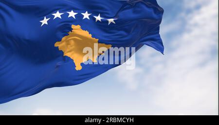 Nationalflagge des Kosovo winkt an einem klaren Tag im Wind. Blau mit einer gelben Karte des Kosovo und sechs weißen Sternen darüber. 3D-Illustrationsrendering, Flut Stockfoto