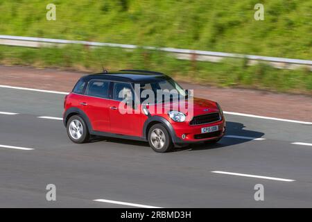 2015 Red Mini Countryman Start/Stop Car SUV Benzinmotor 1598 cm3 mit hoher Geschwindigkeit auf der Autobahn M6 im Großraum Manchester, Großbritannien Stockfoto