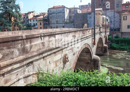 Brücke über den Fluss in Padua, Veneto, Italien. Alte Bogenbrücke Stockfoto