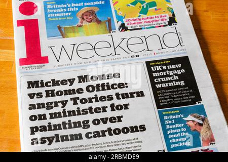 8. Juli 2023 Die Schlagzeile auf der Titelseite der zeitung i lautet Mickey Mouse vs Home Office: Angry Tories wenden sich gegen Minister, weil er über Asyl-Zeichentrickfilme malte. Stockfoto