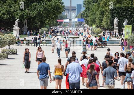 Jardin des Tuileries. Die Leute gehen im Allee Centrale im 17. Jahrhundert, Tuilerien Gärten an heißen sonnigen Tagen. 1 Arr. Place de la Concorde, Paris Stockfoto