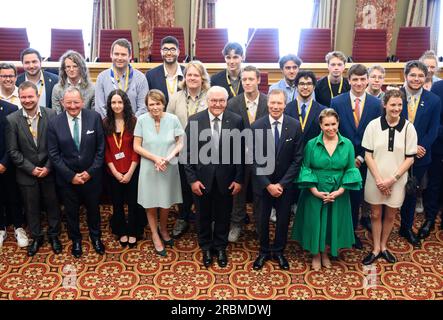 10. Juli 2023, Luxemburg, Luxemburg: Bundespräsident Frank-Walter Steinmeier (Mitte) und seine Frau Elke Büdenbender (4. von links) tauschen sich mit Vertretern von Mitgliedsorganisationen des Jugendrates im Parlament des Großherzogtums Luxemburg zusammen mit Großherzog Henri von Luxemburg (3. von rechts) aus. Großherzogin Maria Teresa von Luxemburg (2. von rechts), Fernand Etgen (2. von links), Präsidentin des luxemburgischen Parlaments, und Vicky Krieps (r), Schauspielerin. Präsident Steinmeier und seine Frau sind zu einem zweitägigen offiziellen Besuch in Luxemburg. Foto: Bernd von Jutrcze Stockfoto
