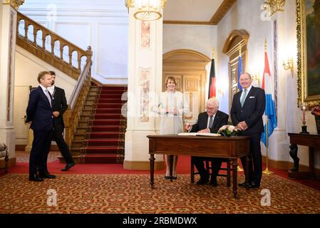 Luxemburg, Luxemburg. 10. Juli 2023. Bundespräsident Frank-Walter Steinmeier und seine Frau Elke Büdenbender unterzeichnen das Gästebuch im Parlament des Großherzogtums Luxemburg in Anwesenheit des luxemburgischen Parlamentspräsidenten Fernand Etgen. Bundespräsident Steinmeier und seine Frau sind auf einem zweitägigen offiziellen Besuch in Luxemburg. Kredit: Bernd von Jutrczenka/dpa/Alamy Live News Stockfoto
