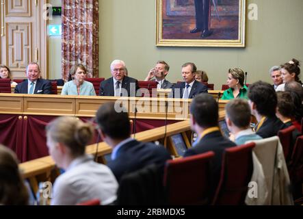 10. Juli 2023, Luxemburg, Luxemburg: Bundespräsident Frank-Walter Steinmeier (Mitte) und seine Frau Elke Büdenbender (3. von links) tauschen sich mit Vertretern von Mitgliedsorganisationen des Jugendrates im Parlament des Großherzogtums Luxemburg zusammen mit Großherzog Henri von Luxemburg (3. von rechts) aus. Großherzogin Maria Teresa von Luxemburg (2. von rechts), Fernand Etgen (2. von links), Sprecherin des luxemburgischen Parlaments, und Vicky Krieps (r), Schauspielerin. Präsident Steinmeier und seine Frau sind zu einem zweitägigen offiziellen Besuch in Luxemburg. Foto: Bernd von Jutrczenk Stockfoto