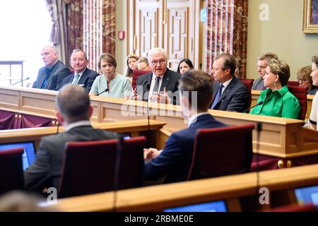 10. Juli 2023, Luxemburg, Luxemburg: Deutscher Präsident Frank-Walter Steinmeier (Mitte) und seine Frau Elke Büdenbender (3. von links) tauschen sich im Parlament des Großherzogtums Luxemburg mit Großherzog Henri von Luxemburg (3. von rechts), Großherzogin Maria Teresa von Luxemburg (2. von rechts), Fernand Etgen aus (2. von links), Sprecher des luxemburgischen Parlaments und Gäste des Präsidenten, Guy Helminger (l), Autor, und Vicky Krieps (r), Schauspielerin, mit Vertretern der Mitgliedsorganisationen des Jugendrates. Präsident Steinmeier und seine Frau sind in Luxemburg Stockfoto