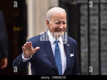 London, England, Großbritannien. 10. Juli 2023. US-Präsident JOE BIDEN begrüßt die Medien, wenn er die Downing Street 10 nach Gesprächen mit Rishi Sunak verlässt, bevor er nach Litauen zu einem NATO-Gipfel geht, der sich auf den Konflikt in der Ukraine konzentriert. (Kreditbild: © Thomas Krych/ZUMA Press Wire) NUR REDAKTIONELLE VERWENDUNG! Nicht für den kommerziellen GEBRAUCH! Kredit: ZUMA Press, Inc./Alamy Live News Stockfoto